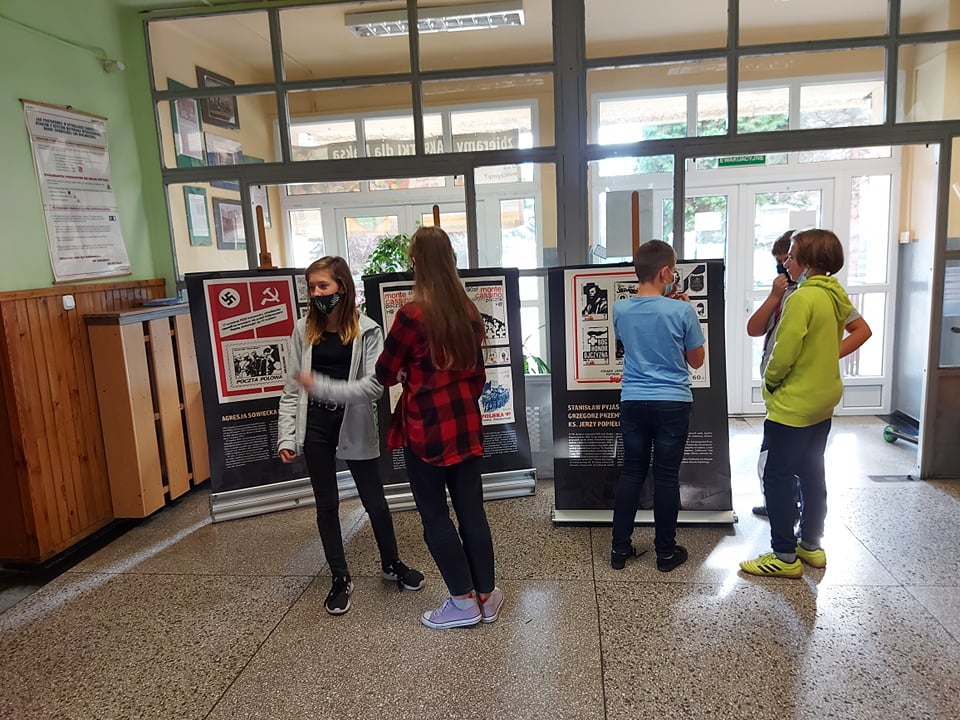 Uczniowie oglądają wystawę o najnowszej historii Polski